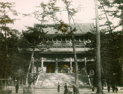 Chion-in Buddhisttemplets port, Higashiyama-distriktet, Kyoto, ca 1900 - 1915 (fotografi) av Teijiro Takagi