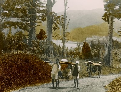Japansk flicka i en Kago, Hakone-regionen, ca 1900 - 1915 (fotografi) av Teijiro Takagi