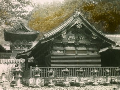 Del av Tosho-Gu-templet Sanjinko i Nikko, ca 1900 - 1915 (fotografi) av Teijiro Takagi