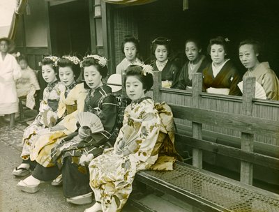 Porträtt av en geisha i Japan ca 1900 - 1915 (fotografi) av Teijiro Takagi