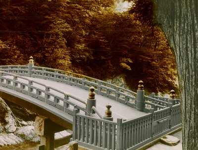 Shinkyo (den heliga bron) i staden Nikko, cirka 1900-1915 (fotografi) av Teijiro Takagi