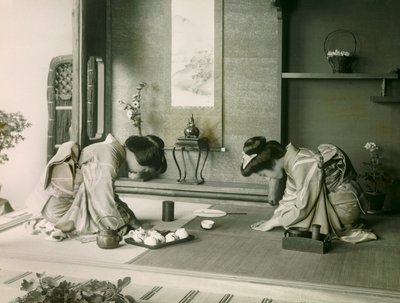 Två japanska kvinnor i traditionell dräkt hälsar på varandra före teceremonin, ca 1900 - 1915 (fotografi) av Teijiro Takagi