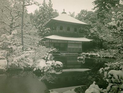 Vy över Ginkaku-ji under snön i Kyoto, ca 1900 - 1915 (fotografi) av Teijiro Takagi