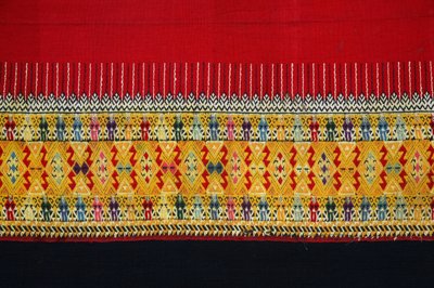 Mönstrat tyg med dubbla krokar, Chom Thong, Chiang Mai, Thailand (textil) av Thai School