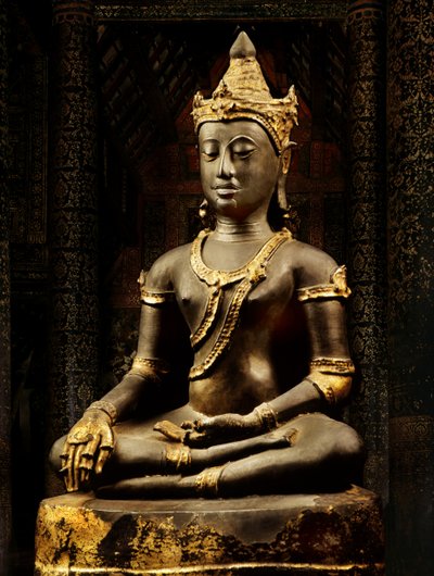 Lanna Buddha prydd med regalier av Thai School