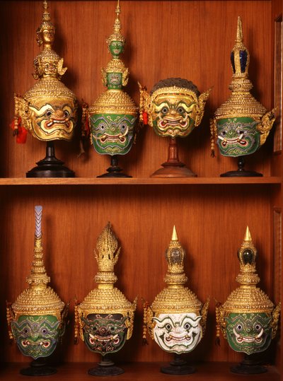 Masker för Khon-teater (keramik och metall) av Thai School
