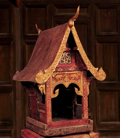 Modell av ett Lanna-tempel (trä) av Thai School