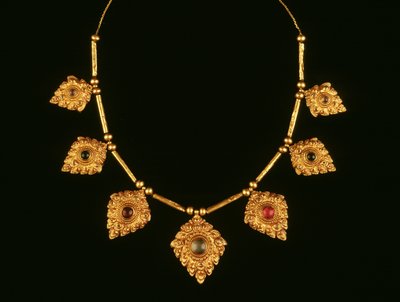 Halsband, 1600-1700-tal (guld och ädelstenar) av Thai School