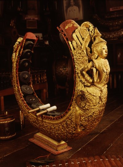 Rikt dekorerad Khong Mon (trä och metall) av Thai School