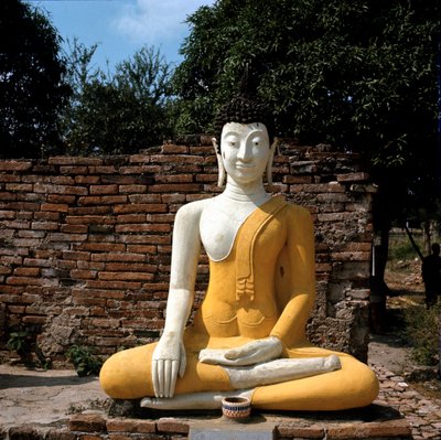 En staty av Buddha utanför templet av Thai Thai