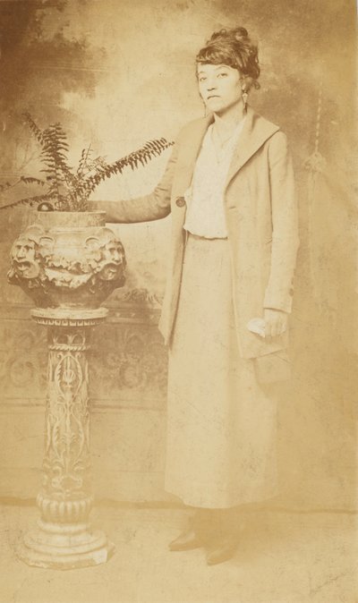 Fotografiskt vykort av en kvinna, 1918-1930. av The Rex Photo Studio