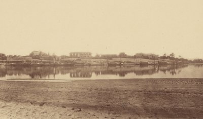 [Översikt över Luxor från motsatta stranden] av Théodule Devéria