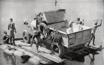 Korsar floden Chambesi på en trasig ponton, norra Rhodesia, 1925 1927 av Thomas A. Glover