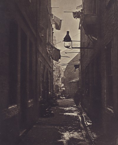 Close, nr 80 High Street. av Thomas Annan
