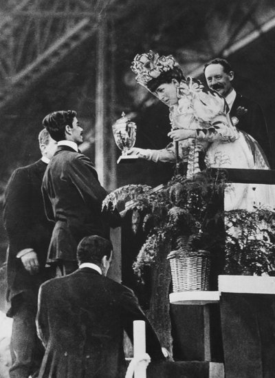 Drottning Alexandra överlämnar en speciell kopp till Dorando för att fira hans stora ansträngning att vinna det olympiska maraton i juli 1908 av Thomas E. and Horace Grant Grant