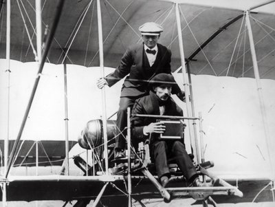 Thomas E. Grant och Lewis Turner i en flygande maskin för att fotografera solförmörkelsen, 1912 av Thomas E. and Horace Grant Grant