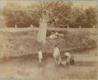 Tre barn och en hund som leker i bäcken, 4 juli 1883 av Thomas Eakins
