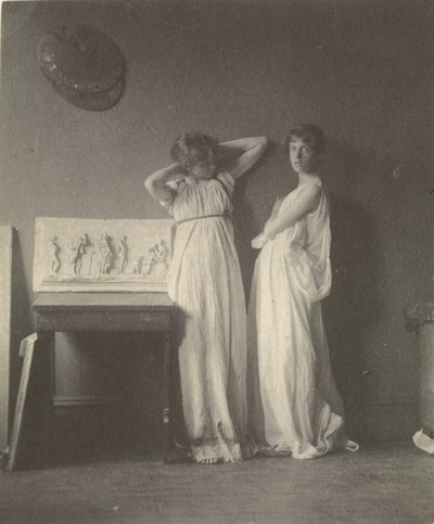[Två kvinnliga modeller i klassisk dräkt med Eakins skulptur "Arcadia"]. av Thomas Eakins