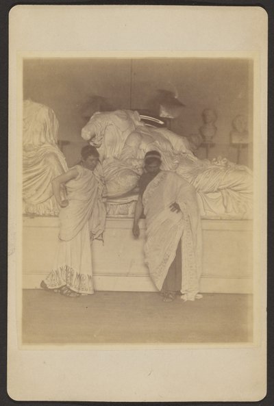 [Två manliga studenter i grekisk dräkt framför en gipsavgjutning av de tre ödena från Elgin Marbles]. av Thomas Eakins