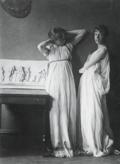 Oidentifierade modeller i grekiska dräkter, ca. 1883. av Thomas Eakins