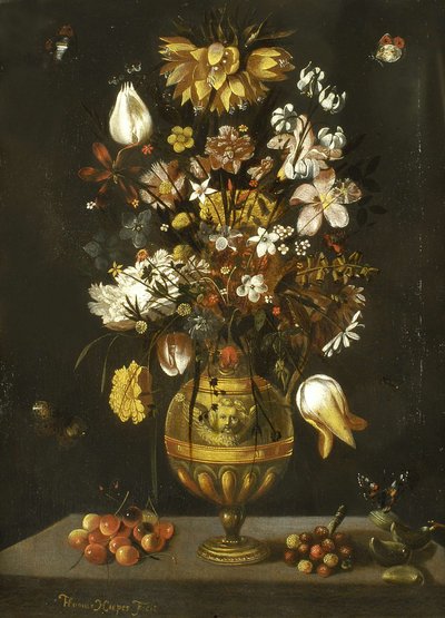 Blomstervas i guldbrons med körsbär, trädjordgubbar och mandlar på ett bord av Thomas Hiepes