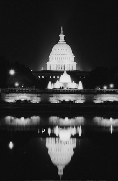 West Front of the U.S. Capitol reflekteras i Reflecting Pool på kvällen av Thomas J. O
