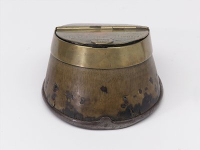 Hästs hov bläckhus tillhörande kapten William Tyrwhitt Drake, Royal Horse Guards, ca 1829 (bläckhus, hästhov) av Thomas Lee