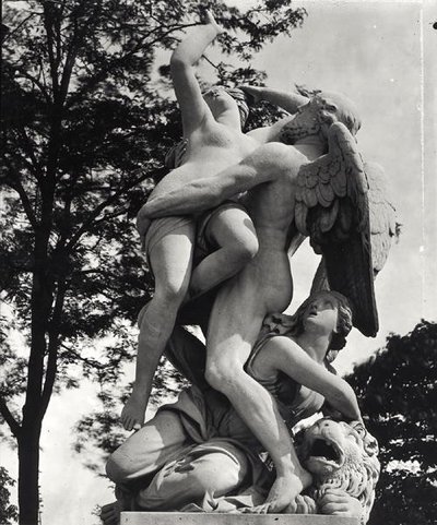 Saturnus som för bort Cybele, allegori över jorden, ca 1675-80, fotograferad i Jardin des Tuileries, Paris, av Adolphe Giraudon (1849-1929) (marmor) (svart/vitt foto) av Thomas Regnaudin
