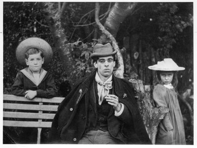 William Butler Yeats (1865-1939) med Charles och Thea Rolleston, 1894 (bw-foto) av Thomas William Hazen Rolleston