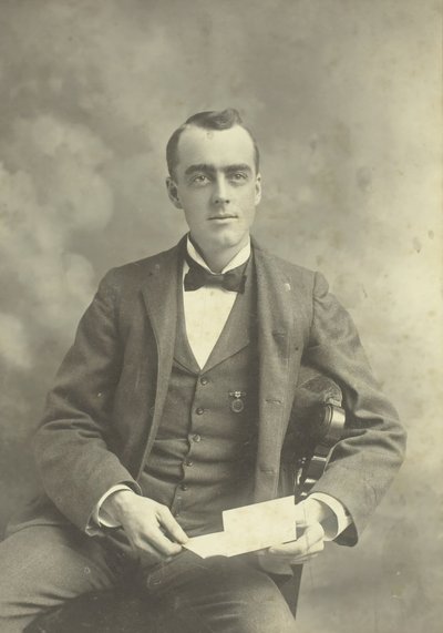 Untitled Portrait of Seated Man, 18801899. av Thompson Studio