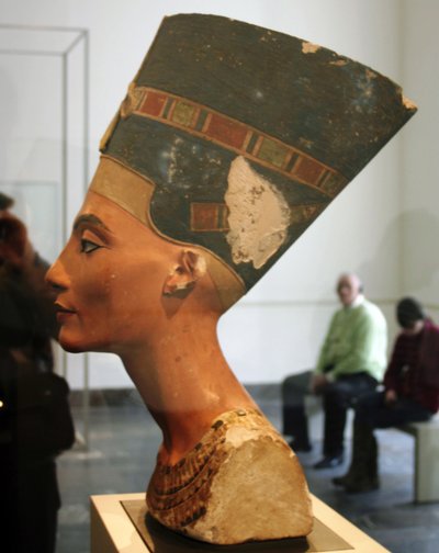 Porträttbyst av Nefertiti (1300-talet f.Kr.) drottning-gemål av farao Akhenaton i Egyptiska museet i Altes Museum Berlin. av Thutmose Thutmose