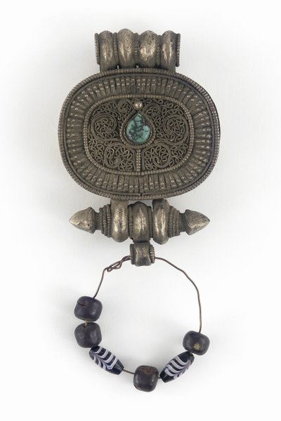 Amulettfodral (Gau) (silver, glaspärlor och turkos) av Tibetan School