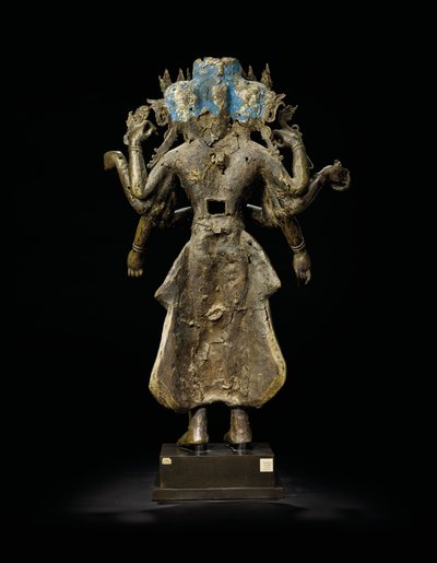 Ekadashalokeshvara statue av Tibetan School