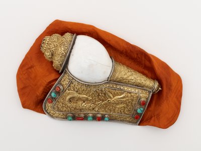 Ett par snäckskalshorn (dyng-kar) av Tibetan School