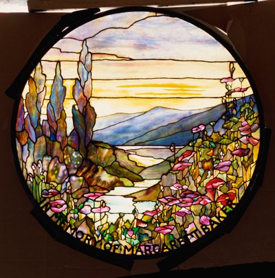 Fönster med solnedgång och berg, Tiffany Studios, ca 1900 av Tiffany Studios