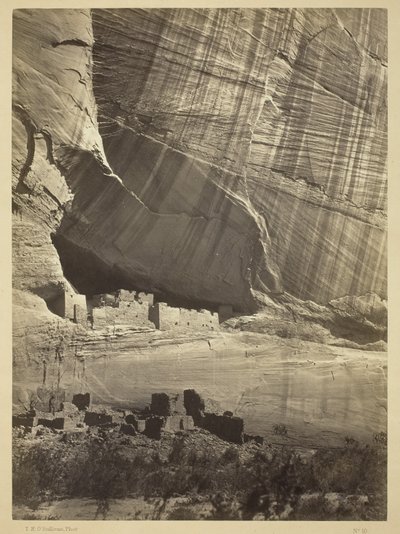 Forntida ruiner i Canyon de Chelly, N.M., i en nisch 50 fot ovanför nuvarande Canyon-bädd, 1873 av Timothy OSullivan