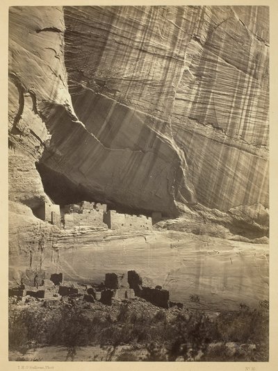 Forntida ruiner i Cañon de Chelle, N.M. I en nisch 50 fot över nuvarande Cañon-bädd. av Timothy O