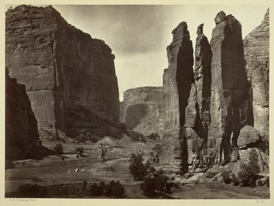 Cañon de Chelle, Walls of the Grand Cañon, cirka 1200 fot hög, 1873 av Timothy OSullivan
