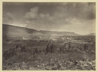 Fjärran vy över Camp Apache, Arizona av Timothy O