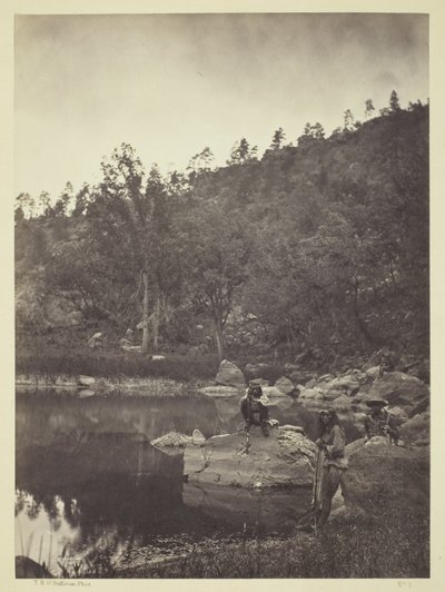 Utsikt över Apache Lake, Sierra Blanca Range, Arizona, två apachescouter i förgrunden av Timothy O