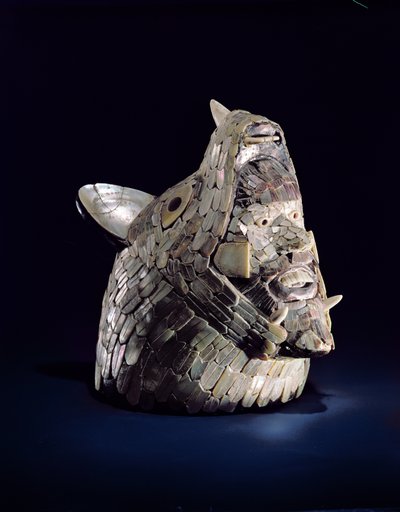 Huvud av ett djur med ett människohuvud i de öppna käkarna, hittat i Tula, Hidalgo, Mexiko, Early Post-Classic (900-1250) (keramik med pärlemormosaik) av Toltec