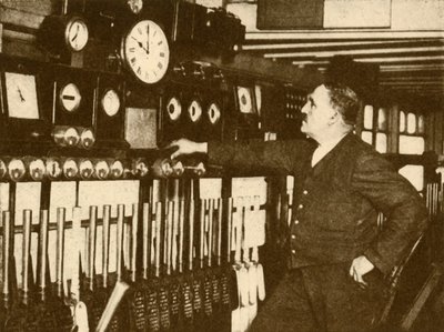 Inspelning av daglig tidssignal på Liverpool Street Station, London och North Eastern Railway, 1930. av Topical Press Agency