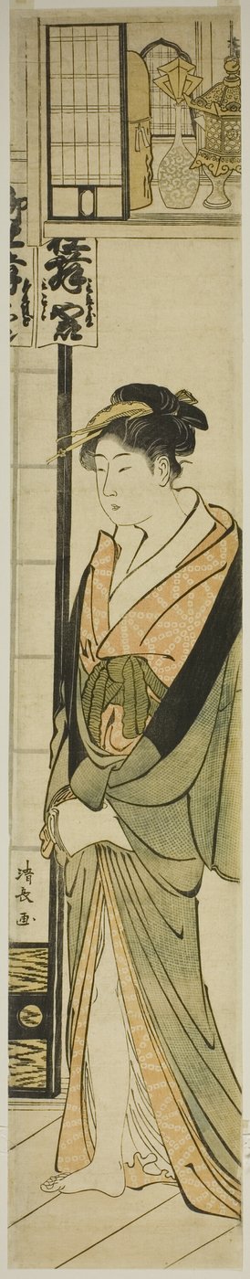 Kurtisan som står under en hylla för talismaner av Torii Kiyonaga