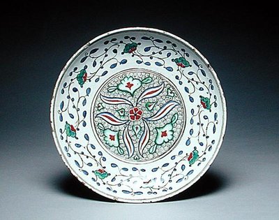 Fat dekorerad med stiliserade blommor, Isnik, sent 1500-tal (lergods) av Turkish School