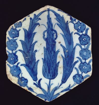 Sexkantig Isnik-platta med cypresser och en prunus, 1560-70 (lergods med färgad underglasyr) av Turkish School
