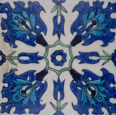 Isnik kakel med blommönster (lergods med färgad underglasyr) av Turkish School