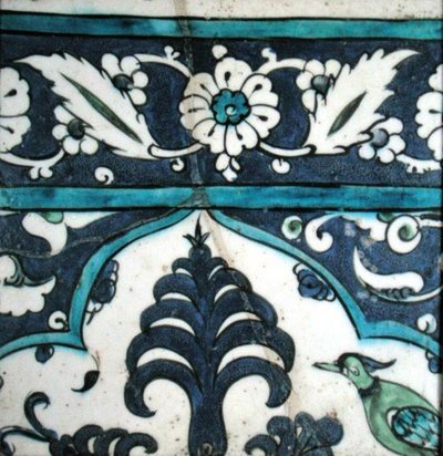 Iznik kakel med blommönster och bård (lergods med färgad underglasyr) av Turkish School