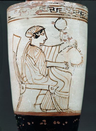 Attic vit slipad lekythos föreställande en kvinna som flätar en krans, c.475-420 f.Kr. (keramik) av Tymbos Painter