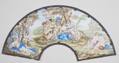 Solfjäderformat blad. I centrum Pan med nymfer och Bacchusbarnet (?) av en perse, t.h. och v. vilande kvinnofigurer av Ubekendt