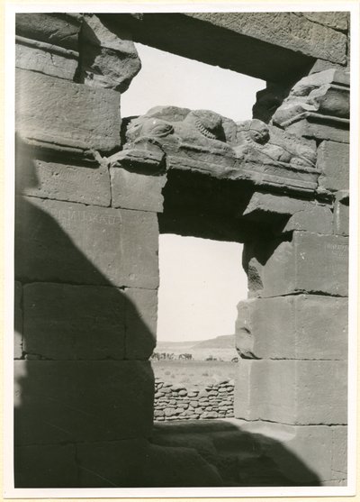Arkitrav i tempel, Naqa, Sudan, fotografi av Ugo Monneret de Villard av Ugo Monneret de Villard